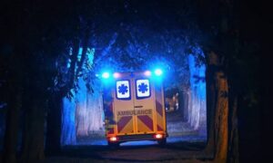 Авто влетіло у паркан вночі, за кермом була 15-річна: подробиці ДТП на Дніпропетровщині розповіли медики
