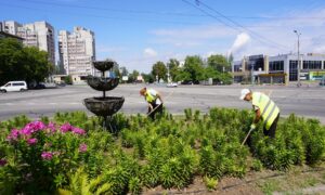 Міський голова Нікополя вважає за необхідне утримувати місто в порядку попри обстріли: чим займаються комунальники на цьому тижні (фото)