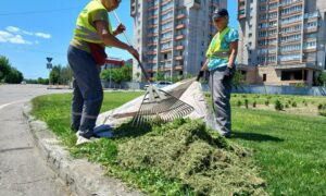 У Нікополі пилососять дороги, доглядають за клумбами, косять траву і швидко усувають наслідки ворожих атак (фото)