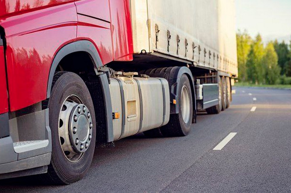 на Дніпропетровщині обмежили рух вантажівок через спеку 2