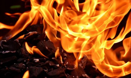 Ворог від ранку атакує Нікополь: сталася пожежа, понівечено підприємство. Вночі область була під ударом БпЛА