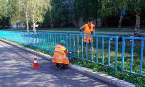 У Нікополі фарбують огорожу і зупинки, прополюють квітники, латають дороги і усувають наслідки атак (фото)