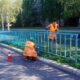 У Нікополі фарбують огорожу і зупинки, прополюють квітники, латають дороги і усувають наслідки атак (фото)