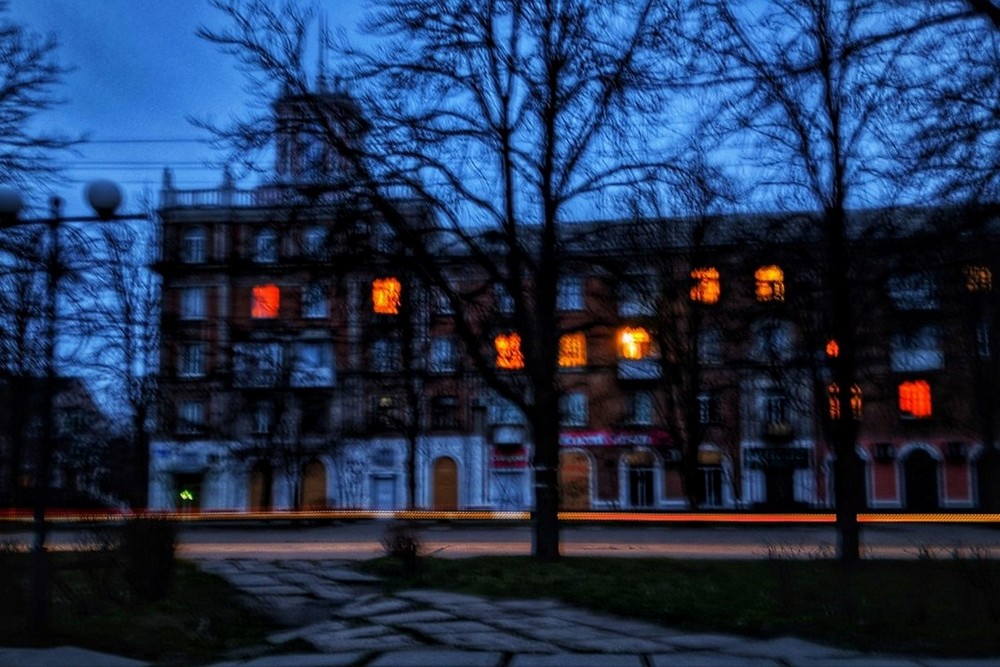 «Вічно червона цятка на мапі тривог». Рівно три роки Нікополь під обстрілами. Місто живе, але щодня оплакує втрати…