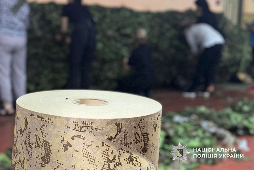 Поліцейські Нікопольщини плетуть маскувальні сітки: фото