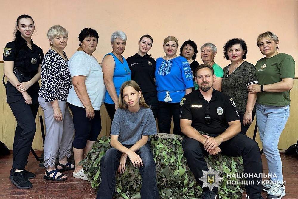 Поліцейські Нікопольщини плетуть маскувальні сітки: фото