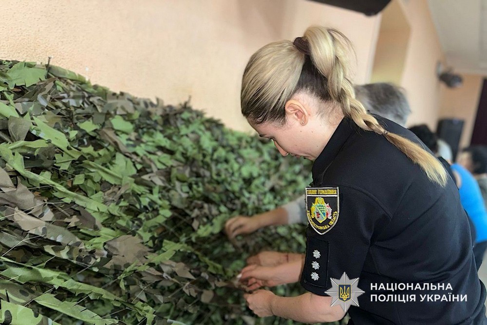 Поліцейські Нікопольщини плетуть маскувальні сітки: фото