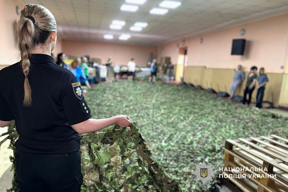 Поліцейські Нікопольщини плетуть маскувальні сітки: фото