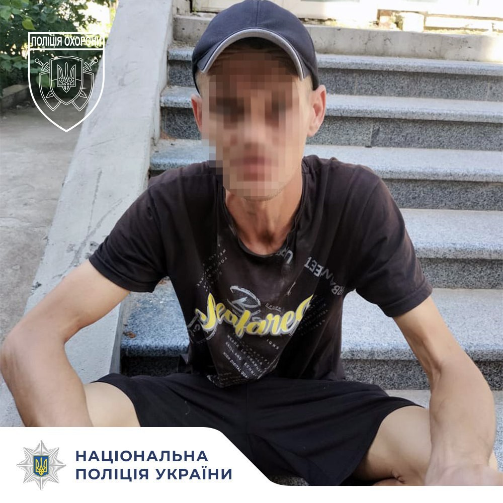 У Нікополі чоловік намагався викрасти автомобільний диск, зламавши двері об’єкту під охороною