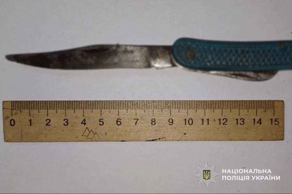У Покрові чоловік напав на перехожого з ножем на вулиці