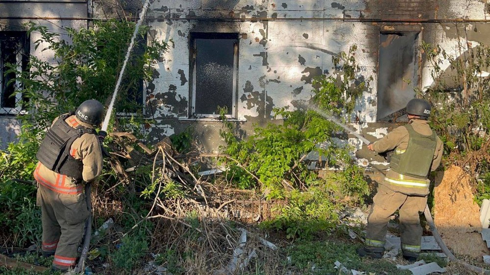 Фото наслідків атаки на Нікополь