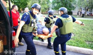 У Нікополі рятувальники надали першу допомогу пораненим під час обстрілу 2 липня