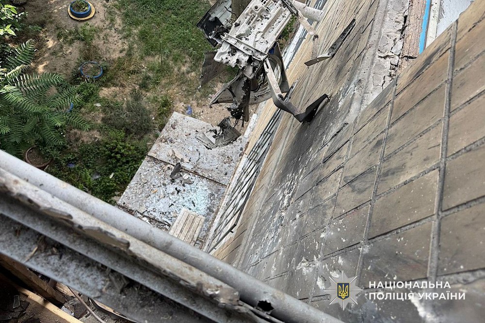 О 8-й ранку ворог вдарив по центру Нікополя: поліція показала відео перших хвилин після кривавої атаки і розповіла про наслідки обстрілів області за добу
