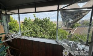 О 8-й ранку ворог вдарив по центру Нікополя: поліція показала відео перших хвилин після кривавої атаки і розповіла про наслідки обстрілів області за добу
