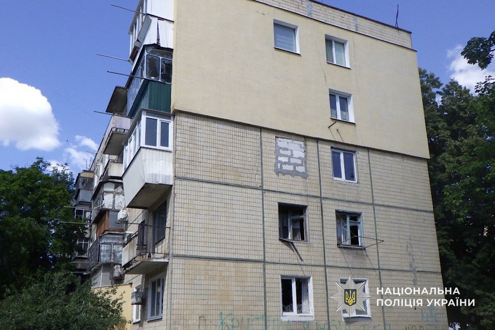 О 8-й ранку ворог вдарив по центру Нікополя: поліція показала відео перших хвилин після кривавої атаки і розповіла про наслідки обстрілів області за добу