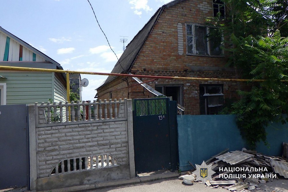 О 8-й ранку ворог вдарив по центру Нікополя: поліція показала відео перших хвилин після кривавої атаки і розповіла про наслідки обстрілів області за добу
