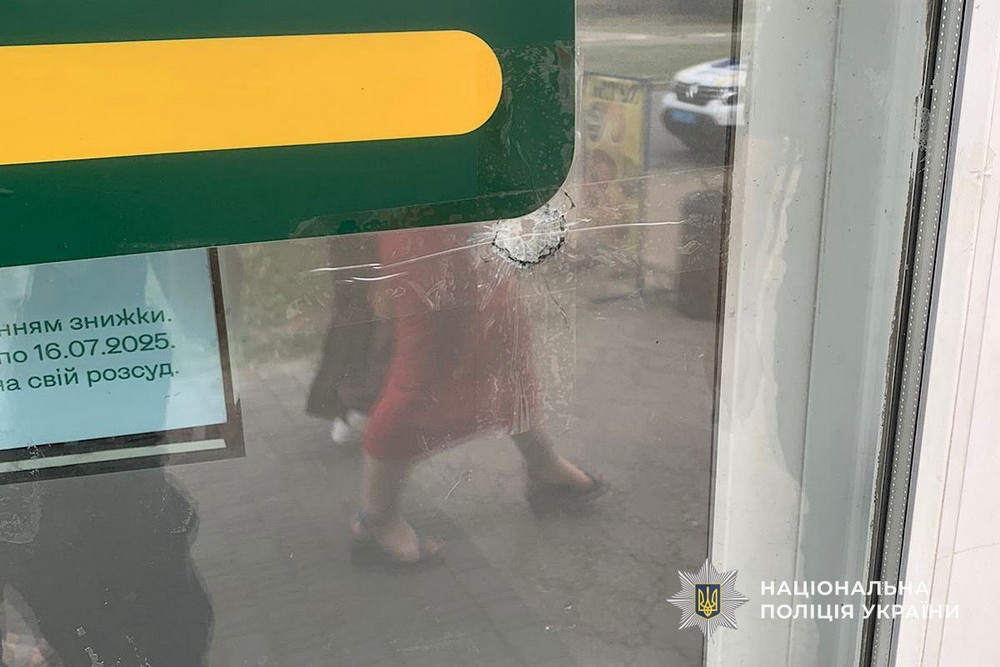 Фото наслідків ворожих атак на Нікополь
