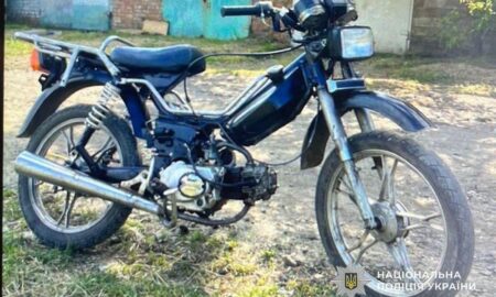 Вкрали мотоцикл з під’їзду і продали за 10 000 грн: на Нікопольщині затримали двох зловмисників