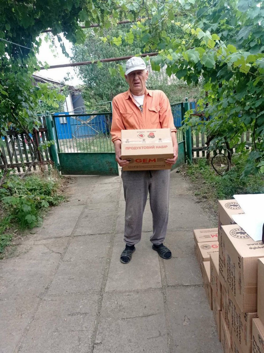 Мешканці Марганця отримали 1440 продуктових наборів від "GEM": фото