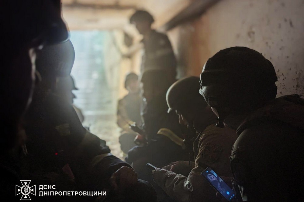 Двоє рятувальників постраждали внаслідок удару по Кривому Рогу: фото