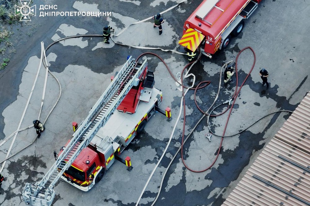 Двоє рятувальників постраждали внаслідок удару по Кривому Рогу: фото