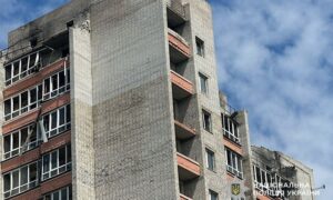 Ворог вкотре атакував 14-поверхівку в центрі Нікополя, постраждала жінка: поліція про наслідки обстрілів району за добу