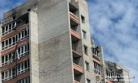 Ворог вкотре атакував 14-поверхівку в центрі Нікополя, постраждала жінка: поліція про наслідки обстрілів району за добу