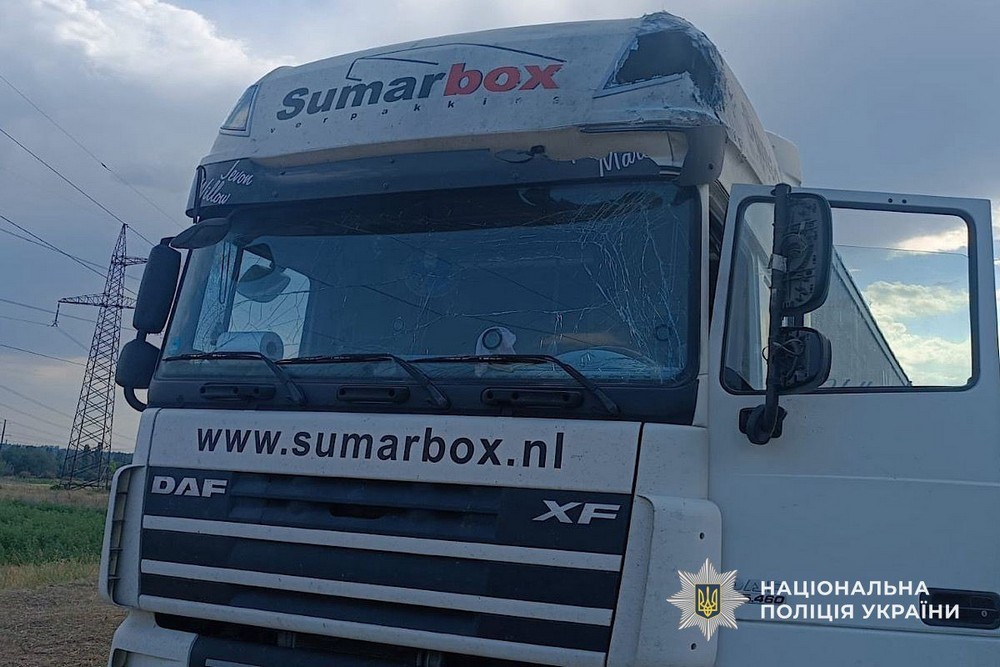 Ворог вдарив по автівкам і будинку: троє поранених на Нікопольщині, також під ударом була Синельниківщина (фото) 1 Ворог вдарив по автівкам і будинку: троє поранених на Нікопольщині, також під ударом була Синельниківщина (фото)