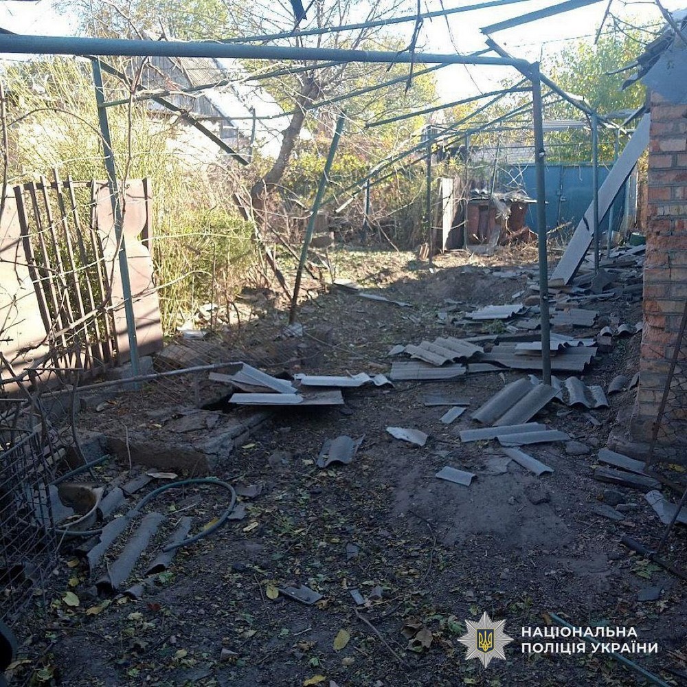 Надійшло 70 повідомлень про обстріли Нікопольщини за добу: понівечено п’ятиповерхівку, АЗС, автівки (фото)