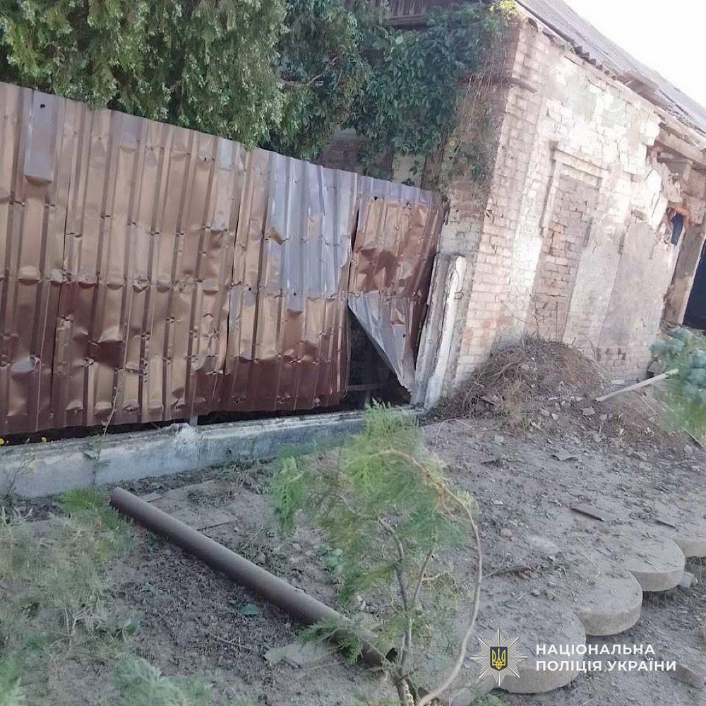 Надійшло 70 повідомлень про обстріли Нікопольщини за добу: понівечено п’ятиповерхівку, АЗС, автівки (фото)