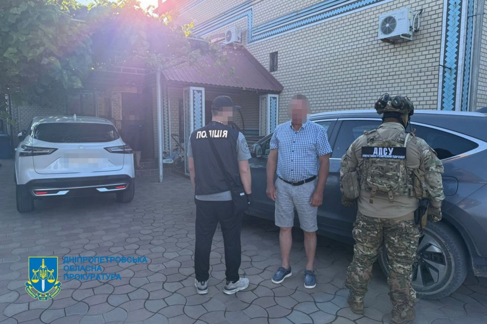 Четверо мешканців Дніпропетровщини тримали людей у трудовому рабстві: оголошено підозру подружжю та двом спільникам.