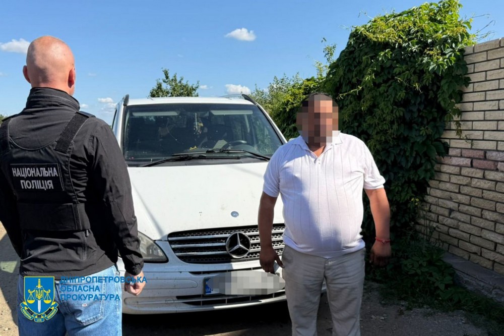 Четверо мешканців Дніпропетровщини тримали людей у трудовому рабстві: оголошено підозру подружжю та двом спільникам.