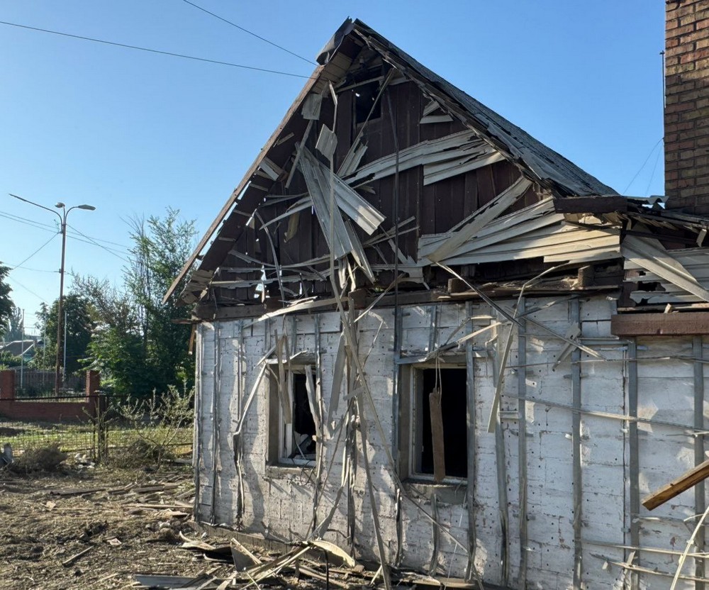 Ворог продовжував бити по Марганецькій громаді. На щастя, обійшлося без постраждалих. Внаслідок ворожої атаки пошкоджено багатоповерхівку, житловий будинок,  господарчі споруди. Не втрачаємо пильності! Ворог підступний.  Гама-фон на території громади - 0, 12 мк3в/год.  Місто живе і працює. Тримаємось! Бажаю всім нам тихого та успішного дня! Марганець - це Україна! - міський голова Геннадій Боровик.