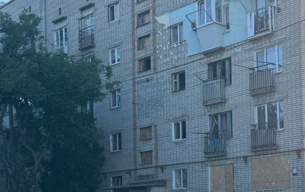 Ворог продовжував бити по Марганецькій громаді. На щастя, обійшлося без постраждалих. Внаслідок ворожої атаки пошкоджено багатоповерхівку, житловий будинок,  господарчі споруди. Не втрачаємо пильності! Ворог підступний.  Гама-фон на території громади - 0, 12 мк3в/год.  Місто живе і працює. Тримаємось! Бажаю всім нам тихого та успішного дня! Марганець - це Україна! - міський голова Геннадій Боровик.