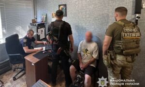 Зарізав сусіда на сходовому майданчику: у Марганці затримали підозрюваного у вбивстві