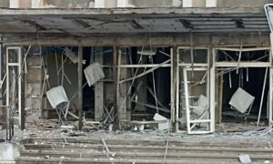 У Марганці внаслідок обстрілу понівечена адмінбудівля (фото)