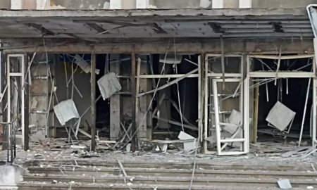 У Марганці внаслідок обстрілу понівечена адмінбудівля (фото)