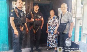 Поїхав на дачу і заблукав: у Нікополі поліцейські допомогли 83-річному дідусю дістатися додому