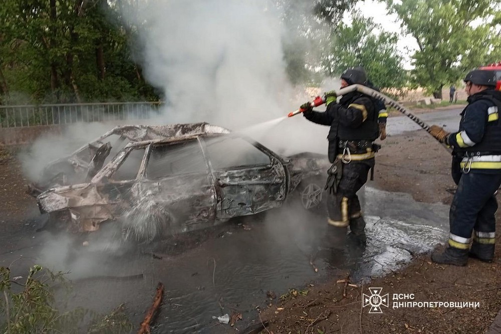 Люди згоріли живцем: про смертельний обстріл на Дніпропетровщині розповіли у ДСНС