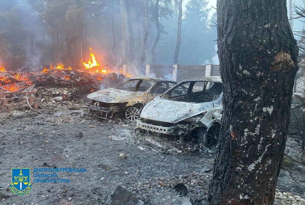 Наслідком нічного ударів по Дніпропетровщині стали поранені люди, пожежа і руйнування.
