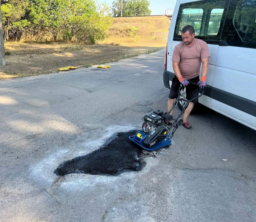У Придніпровському на Нікопольщині розпочато ямковий ремонт доріг (фото)