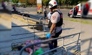 Ворог вдарив по Нікополю в районі центрального ринку: є жертва і 5 поранених (фото)
