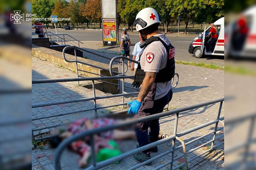 Ворог вдарив по Нікополю 16 липня: є загибла і 5 поранених (фото) 1 Ворог вдарив по Нікополю в районі центрального ринку: є жертва і 5 поранених (фото)