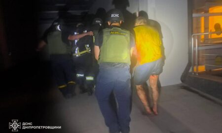 Поранені три рятувальника і двоє цивільних: у Нікополі ворожий дрон атакував вантажний автомобіль 43 у Нікополі