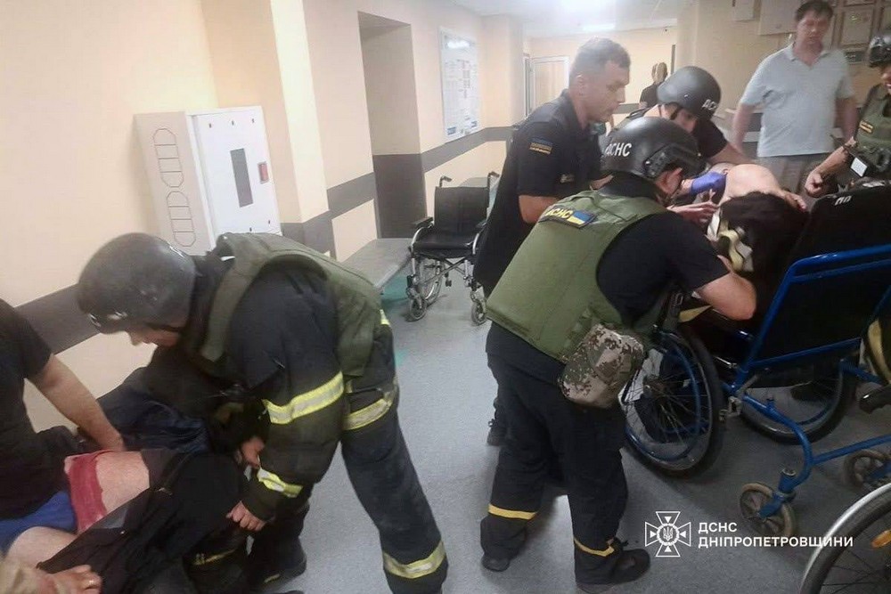 Загиблий та 10 поранених у Дніпрі і Нікополі: ворог атакував громади області вночі з різних видів зброї (фото)
