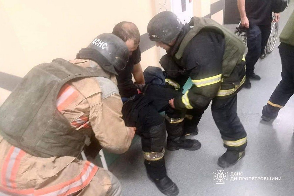 Загиблий та 10 поранених у Дніпрі і Нікополі: ворог атакував громади області вночі з різних видів зброї (фото)