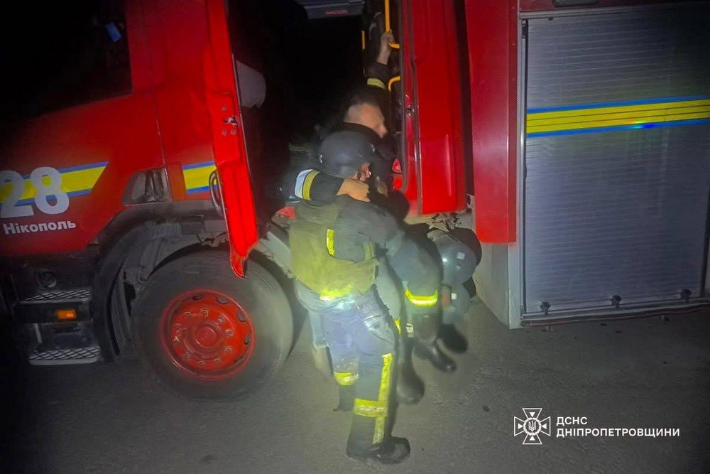 Загиблий та 10 поранених у Дніпрі і Нікополі: ворог атакував громади області вночі з різних видів зброї (фото)