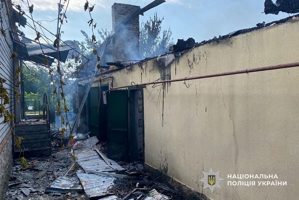 У Нікополі дрон влучив у автівку з людьми: поліція евакуювала поранену жінку до лікарні (відео)