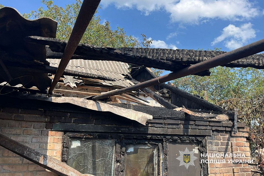 У Нікополі дрон влучив у автівку з людьми: поліція евакуювала поранену жінку до лікарні (відео)