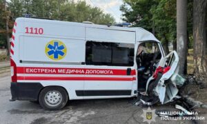 Смертельна ДТП у Дніпрі за участі «швидкої» сьогодні: водій врізався в стовп